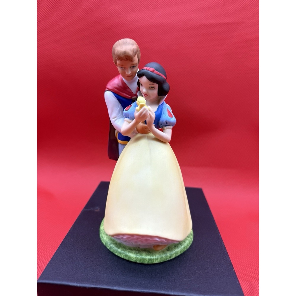 Disney Snow White & The Prince Dancing Bisque Porcelain Figurine Music Box Japan